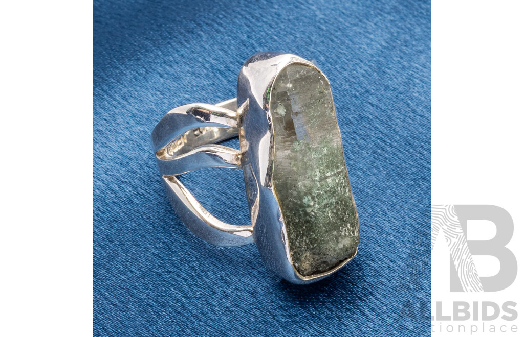 925 Sterling Silver Ring with Semi Cut Quartz - Size P