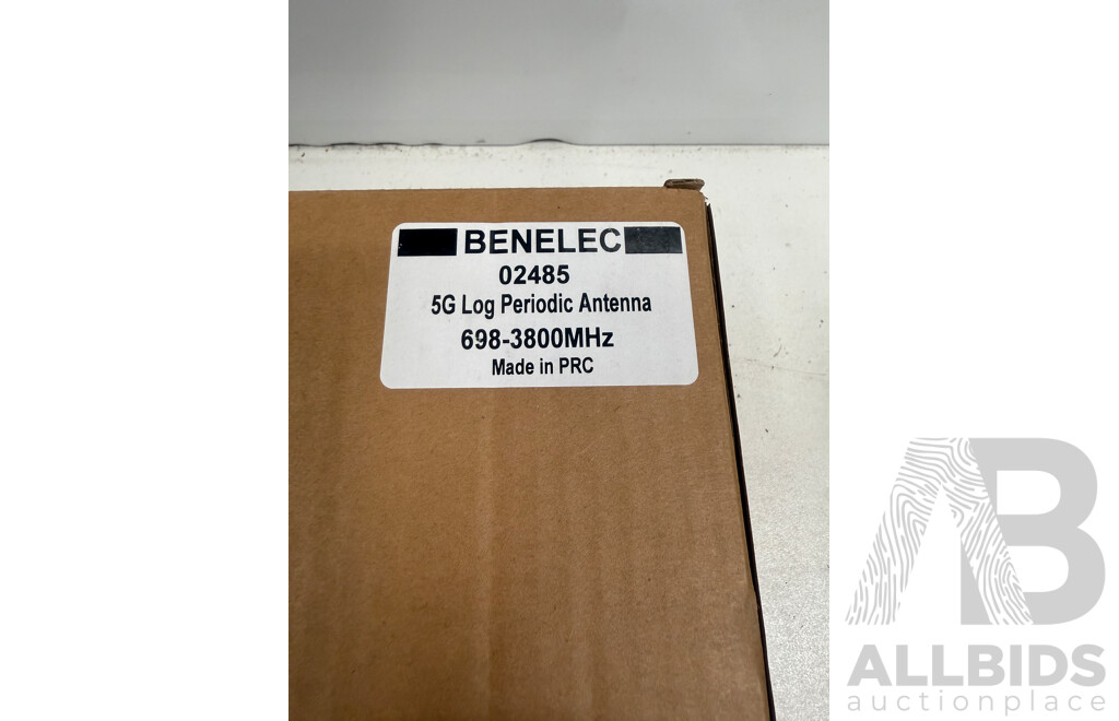 2x GME TX675 Handheld UHF Radios in Case + 2x Short GME UHF Aerials + 2x Benelec 5G Log Periodic Antenna +