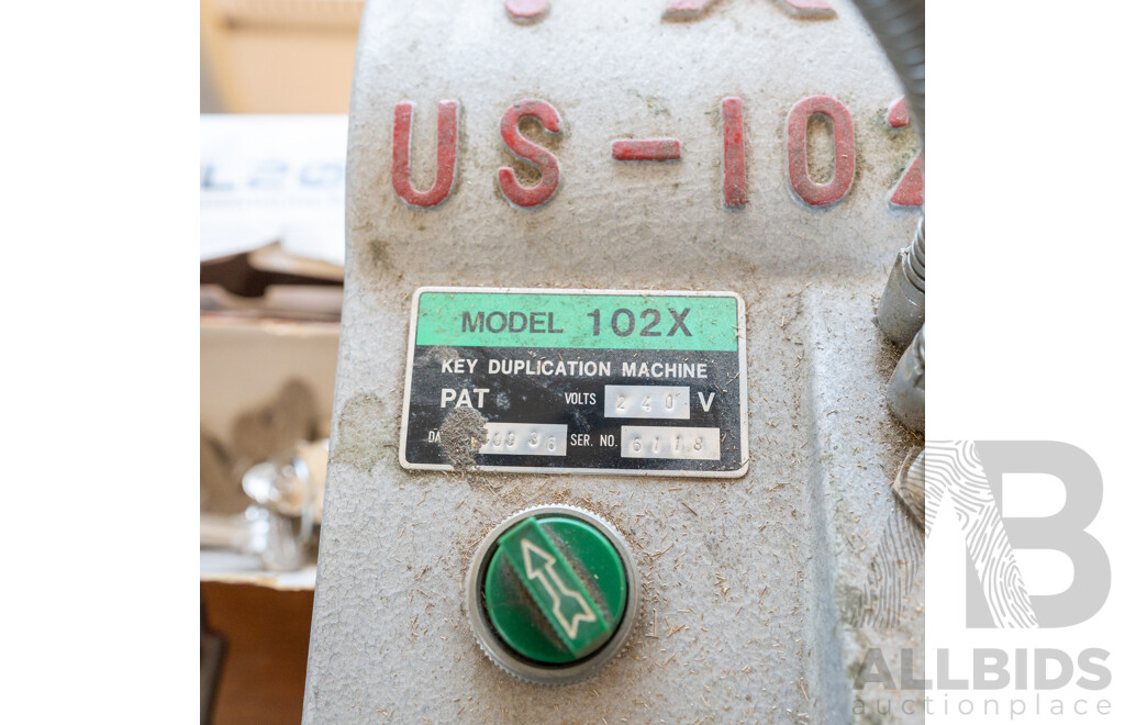 Elis US-102X Electric Key Duplicating Machine and Timber Stand