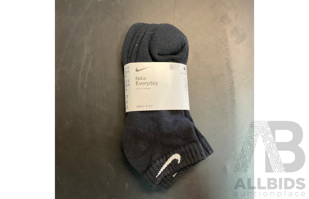 Nike Women's Sportswear Club Fleece Full Zip Hoodie Size XS & White Pants Size S & 2 Pairs of Socks