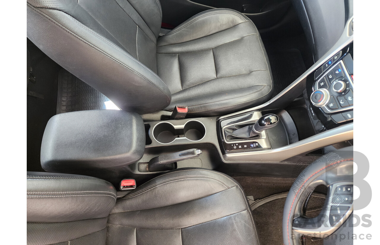 4/2014 Hyundai i30 Trophy GD MY14 5d Hatchback White 1.8L