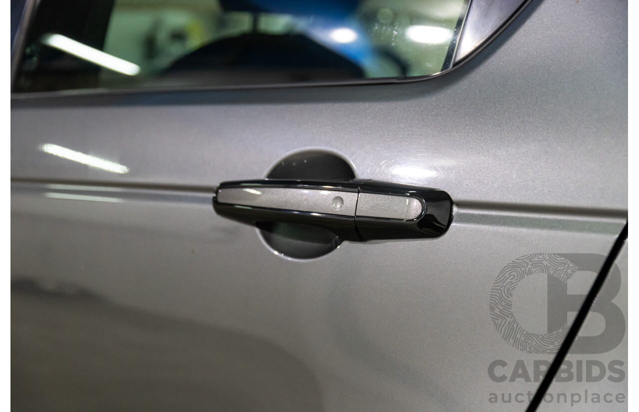 02/2018 Land Rover Discovery Sport Si4 SE Dynamic Design Pack (177kW AWD) 5 Seat L550 MY18 4D Wagon Corris Grey Metallic/ Santorini Black Roof Turbo 2.0L