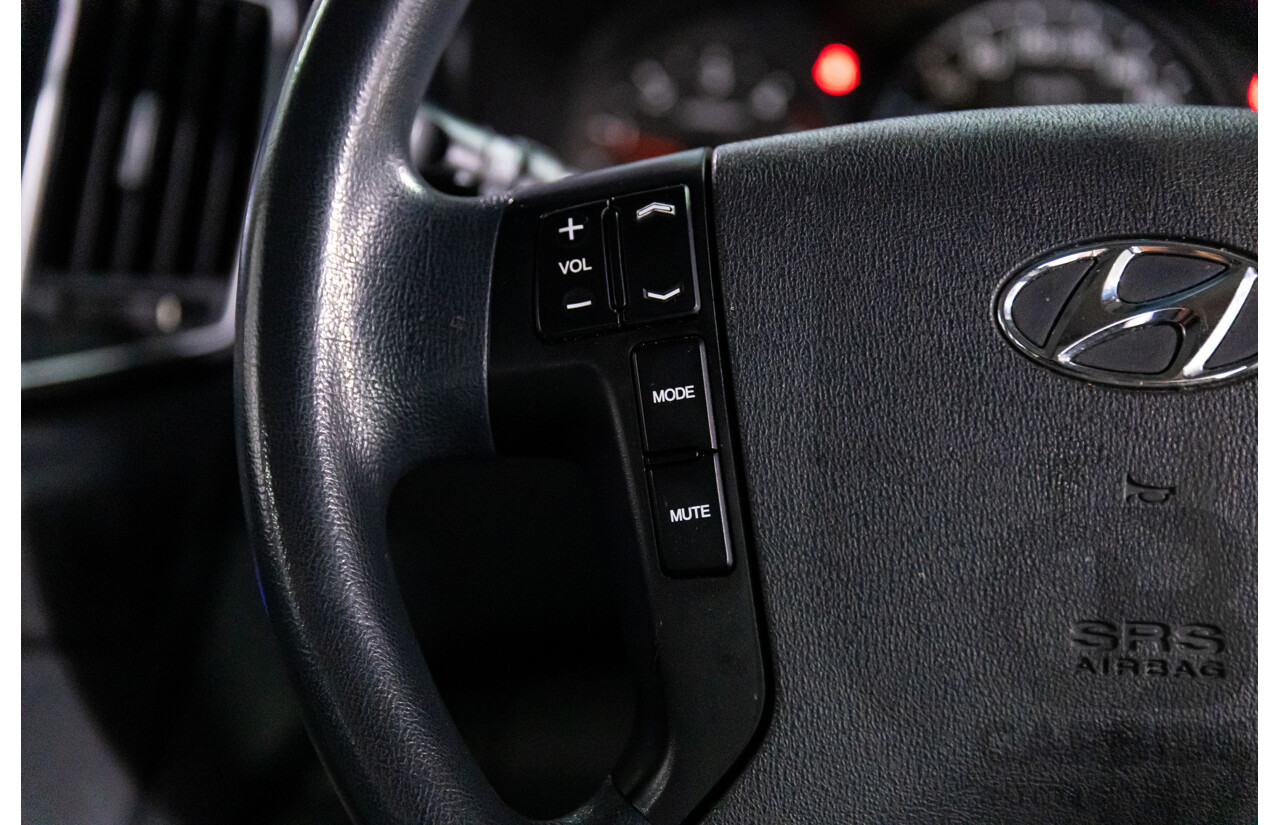 08/2017 Hyundai Iload 3S Liftback (RWD) TQ Series 2 (TQ3) MY18 4d Van Polar White Turbo Diesel 2.5L