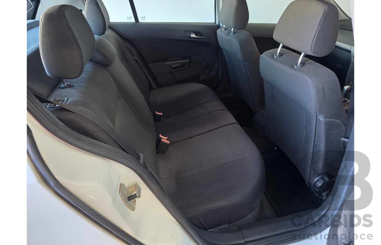 8/2005 Holden Astra CD AH 5d Hatchback White 1.8L