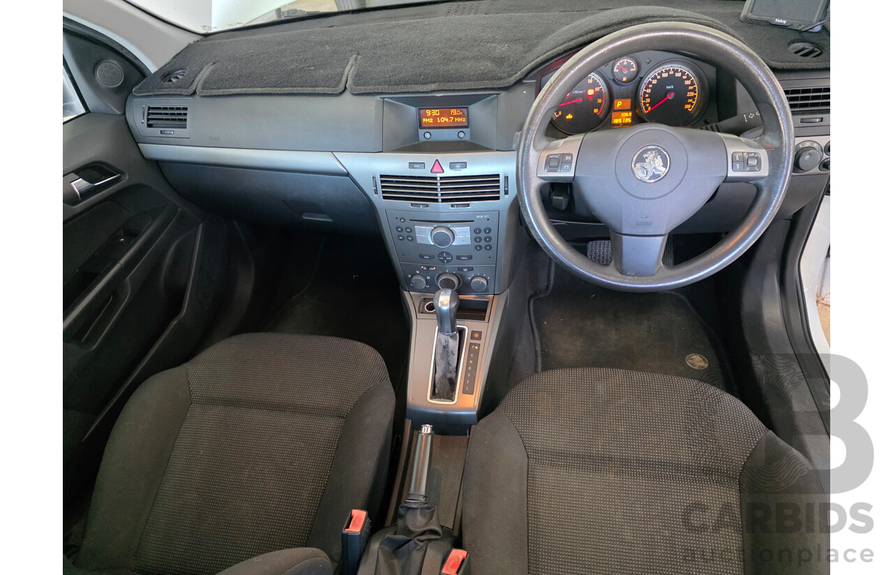8/2005 Holden Astra CD AH 5d Hatchback White 1.8L