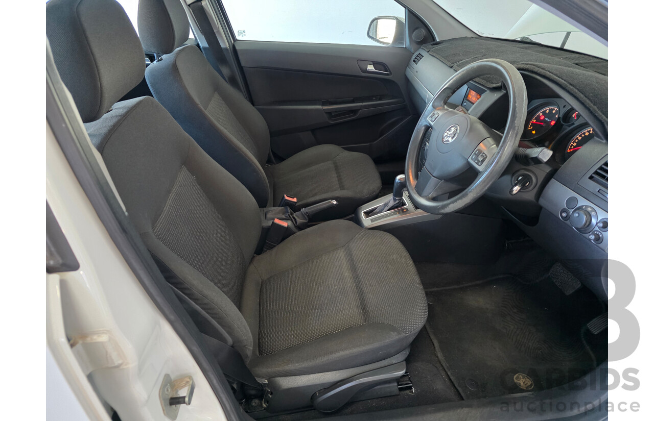 8/2005 Holden Astra CD AH 5d Hatchback White 1.8L