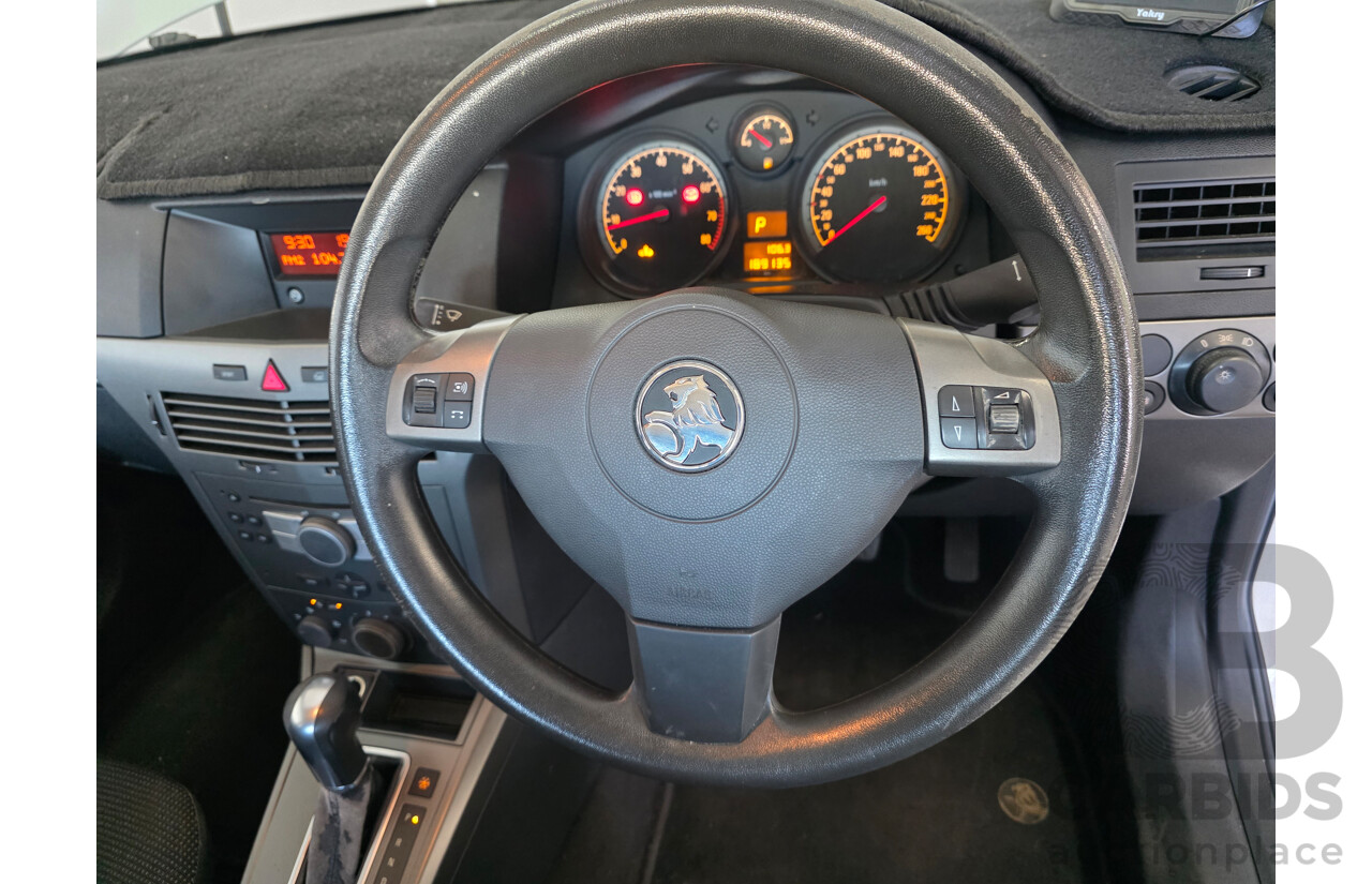 8/2005 Holden Astra CD AH 5d Hatchback White 1.8L