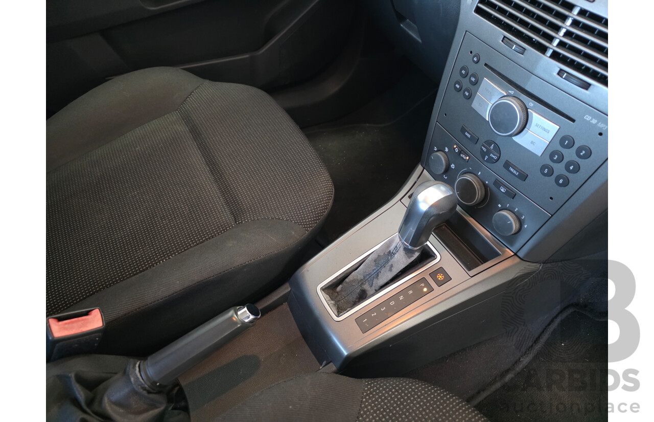 8/2005 Holden Astra CD AH 5d Hatchback White 1.8L