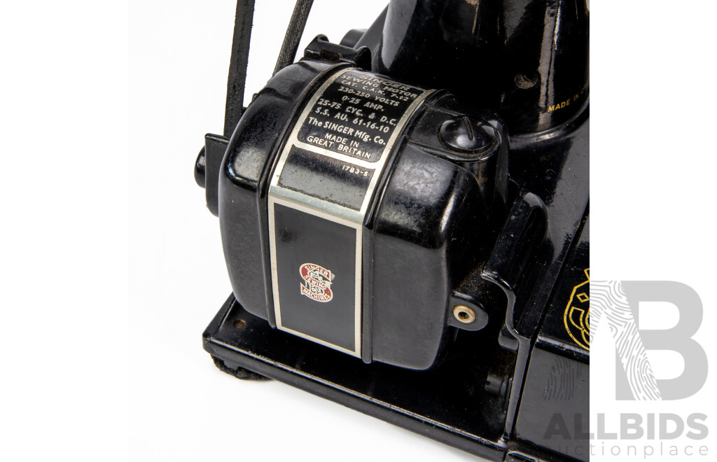 Vintage Singer Featherweight 222K Sewing Machine in Case