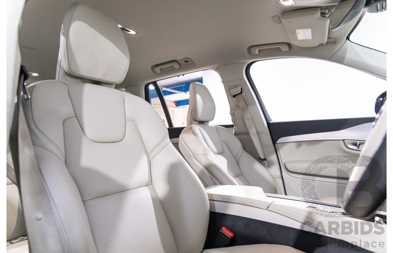 07/2019 Volvo XC90 D5 Momentum (AWD) 256 MY20 4d Wagon Magic Blue Metallic Turbo Diesel 2.0L