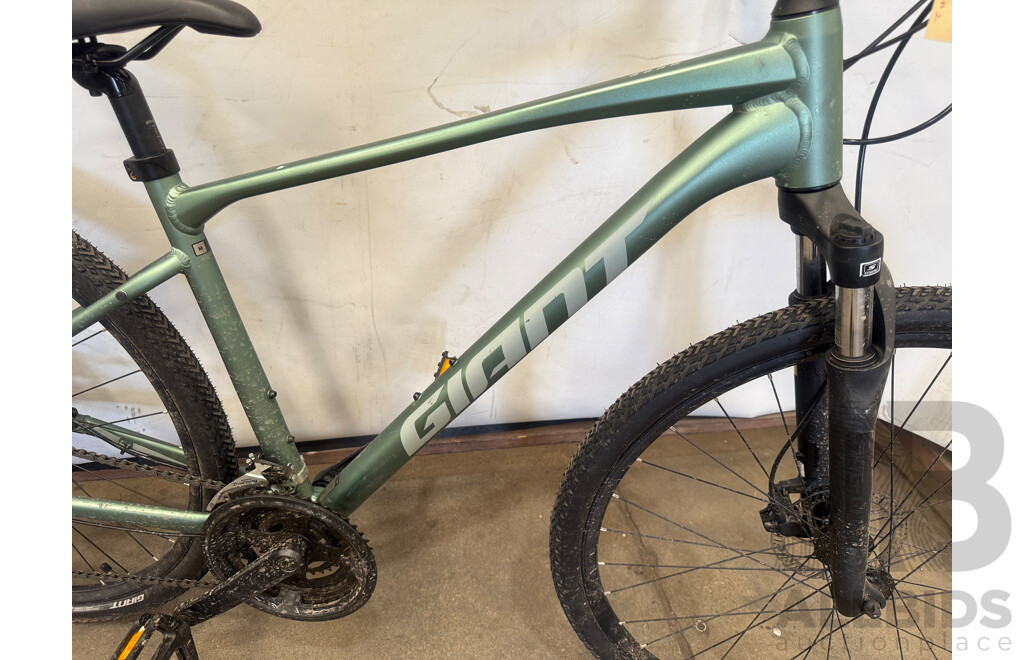 18 Inch Giant Roam Front Suspension Mountain Bike