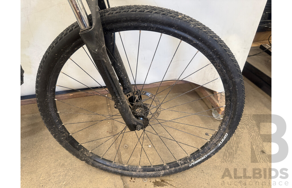 18 Inch Giant Roam Front Suspension Mountain Bike