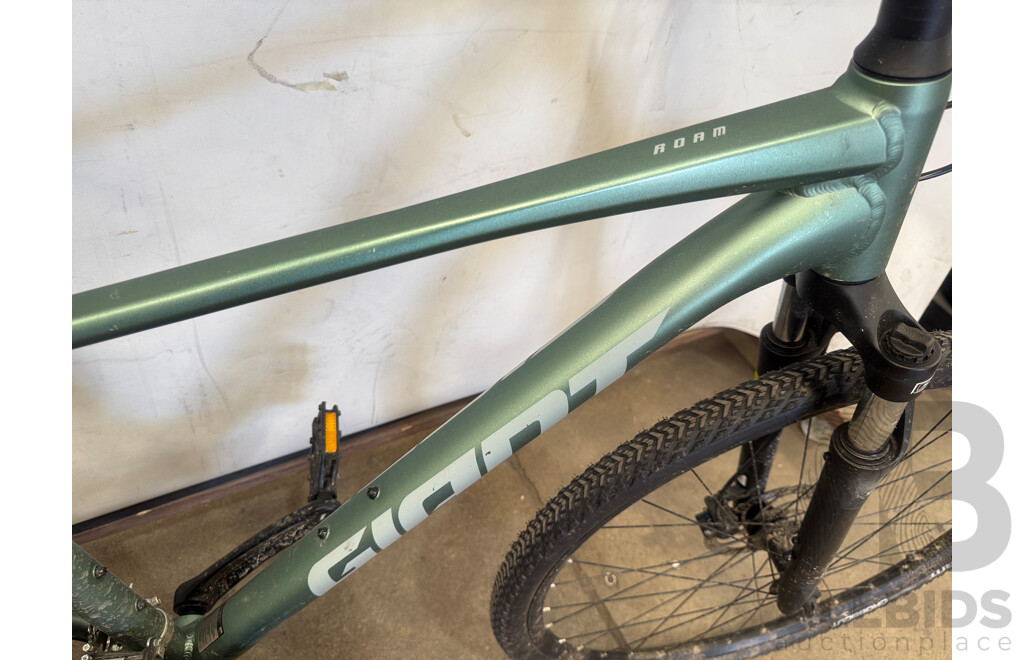 18 Inch Giant Roam Front Suspension Mountain Bike