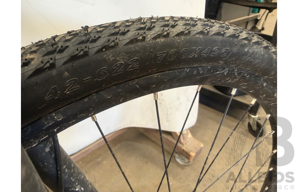 18 Inch Giant Roam Front Suspension Mountain Bike