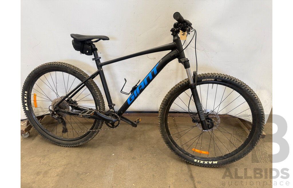 19 Inch Giant Talon Front Suspension Mountain Bike