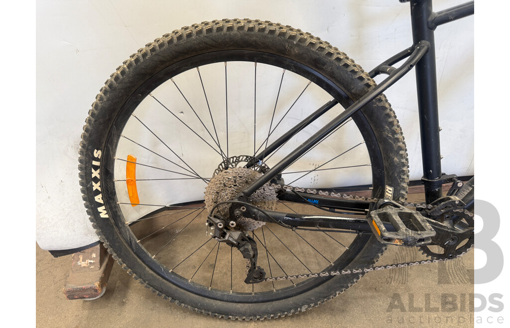 19 Inch Giant Talon Front Suspension Mountain Bike