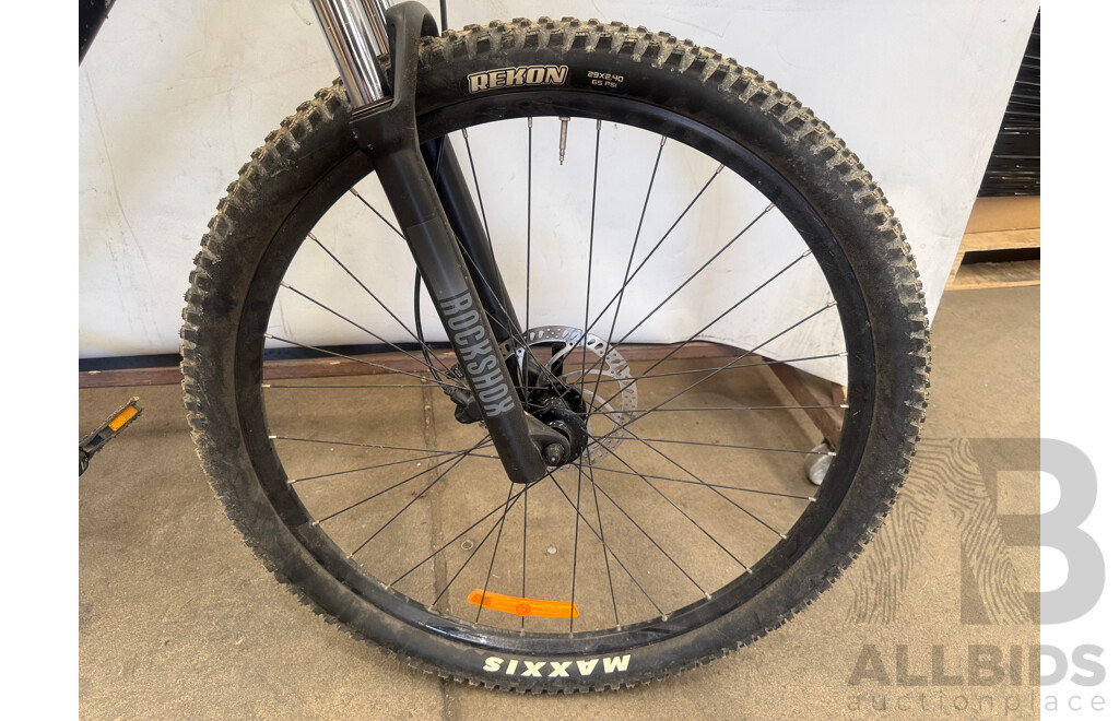19 Inch Giant Talon Front Suspension Mountain Bike
