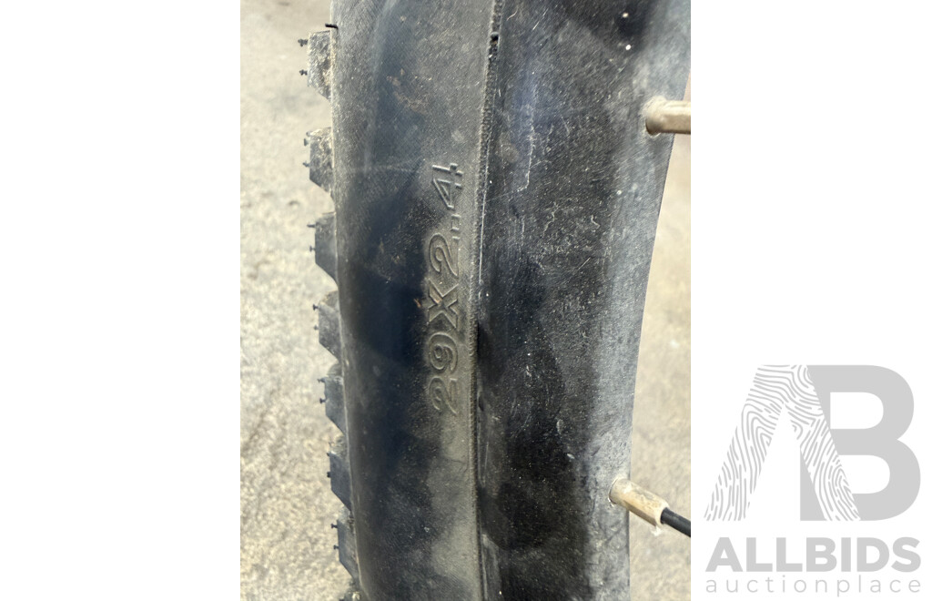 19 Inch Giant Talon Front Suspension Mountain Bike