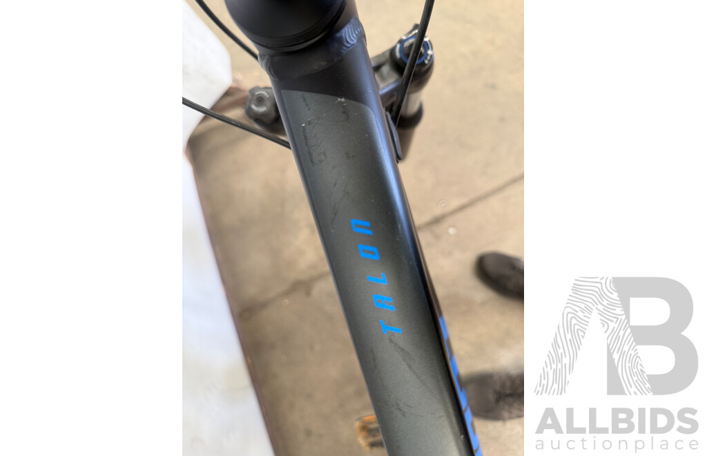 19 Inch Giant Talon Front Suspension Mountain Bike