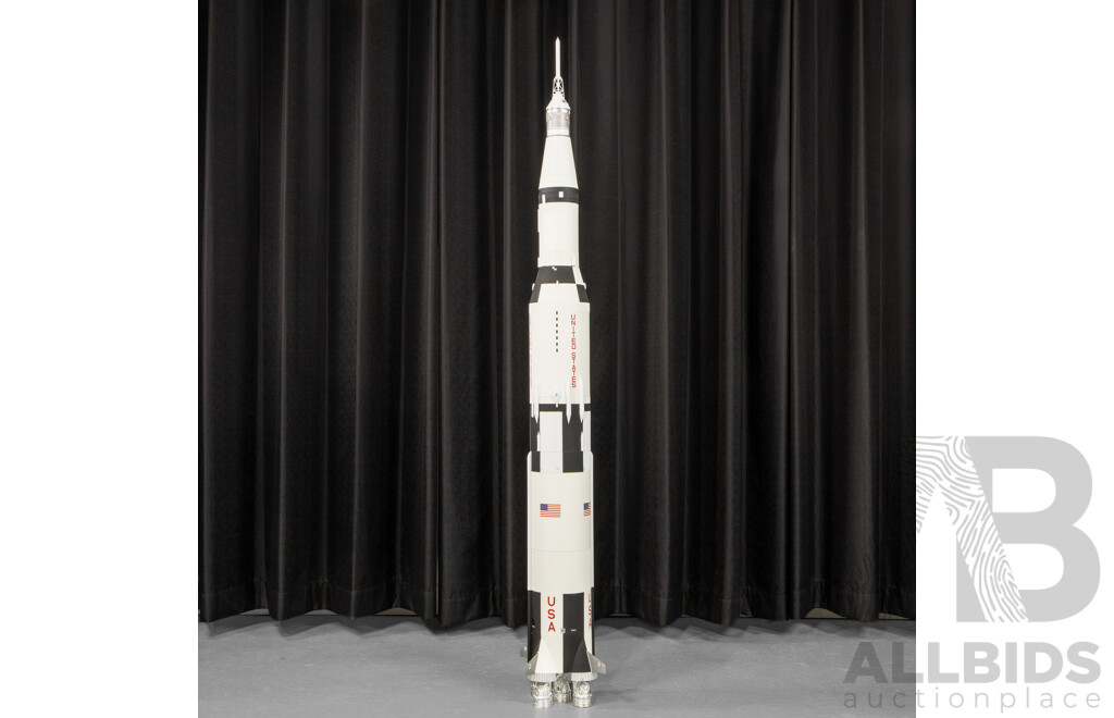 NASA Apollo Saturn V Moon Rocket - 1:144 Scale