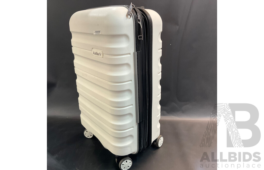 Antler Lincoln Suitcase 20’’ in White