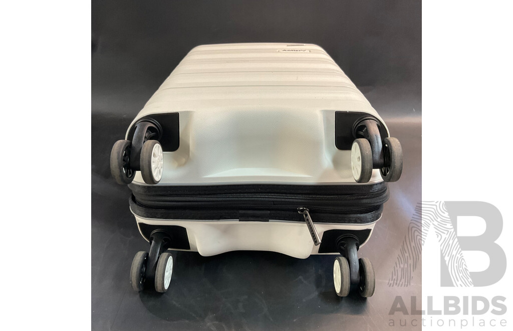 Antler Lincoln Suitcase 20’’ in White