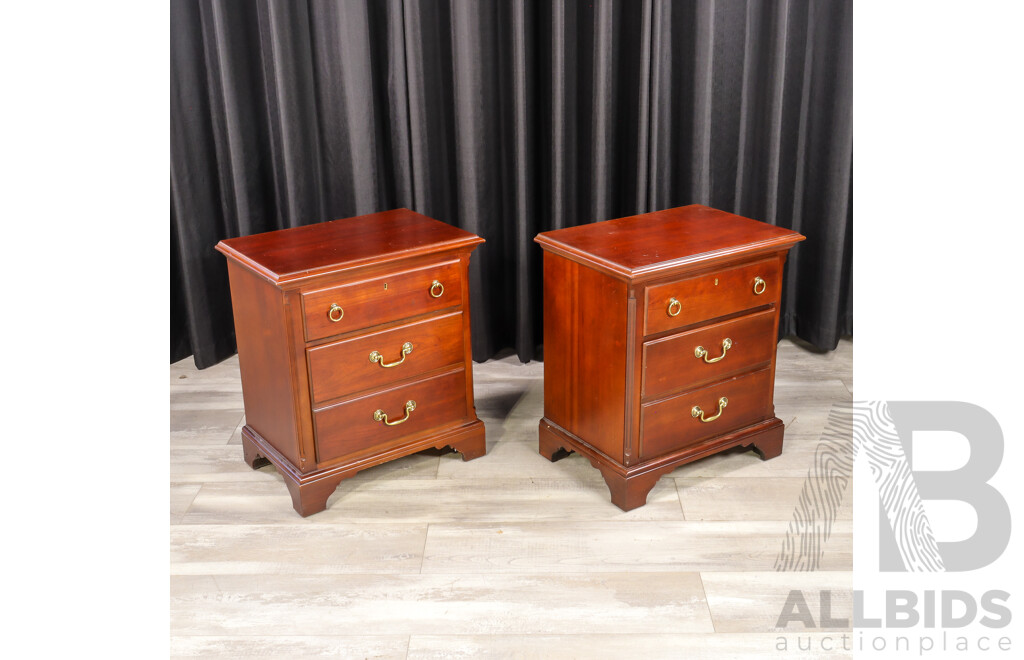 Pair of Drexel Heritage Georgian Style Bedside Chests
