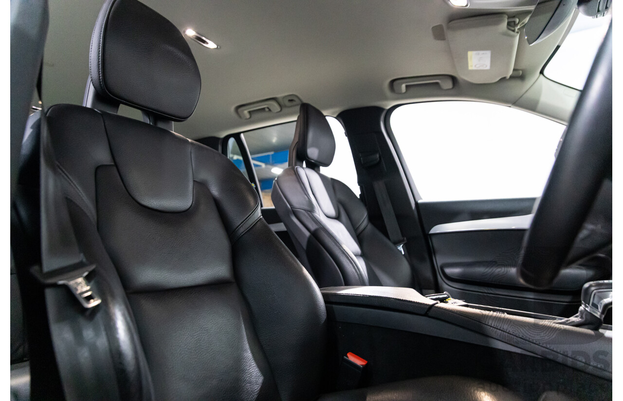 02/2018 Volvo XC90 D5 Momentum (AWD) 256 MY18 4d Wagon Bright Silver Metallic Turbo Diesel 2.0L