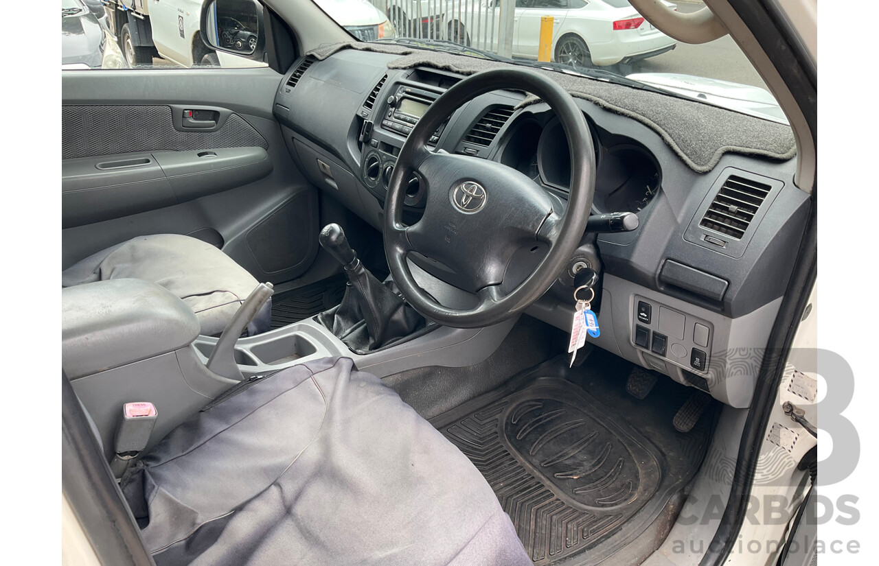 3/2006 Toyota Hilux SR (4x4) KUN26R Dual C/Chas White Turbo Diesel 3.0L