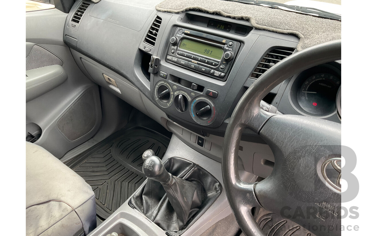 3/2006 Toyota Hilux SR (4x4) KUN26R Dual C/Chas White Turbo Diesel 3.0L