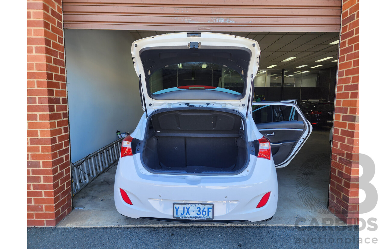 2/2014 Hyundai i30 Trophy GD MY14 5d Hatchback White 1.8L