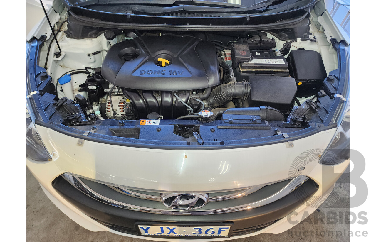2/2014 Hyundai i30 Trophy GD MY14 5d Hatchback White 1.8L