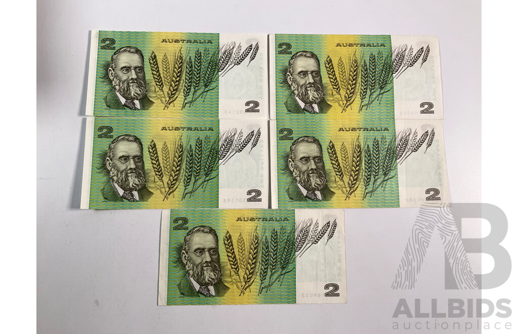 Five Australian 1985 Two Dollar Banknotes, Johnston/Fraser with Security Thread Variations