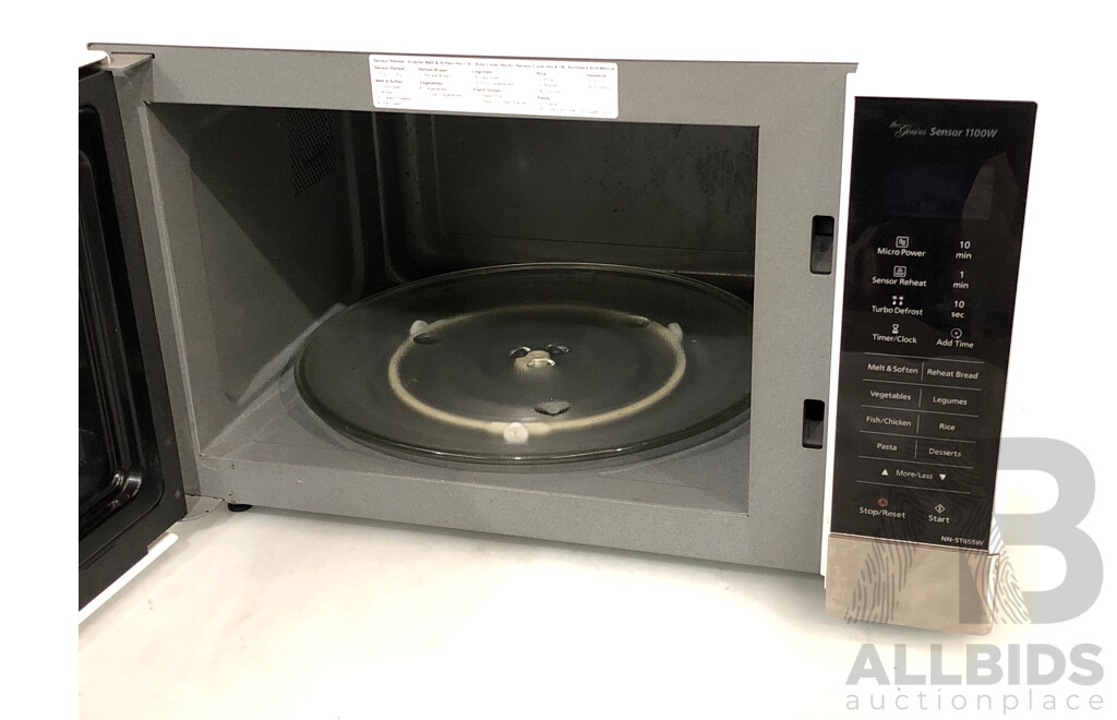 Panasonic Genius 32 Litre 1100W Microwave Oven - NN-ST655W
