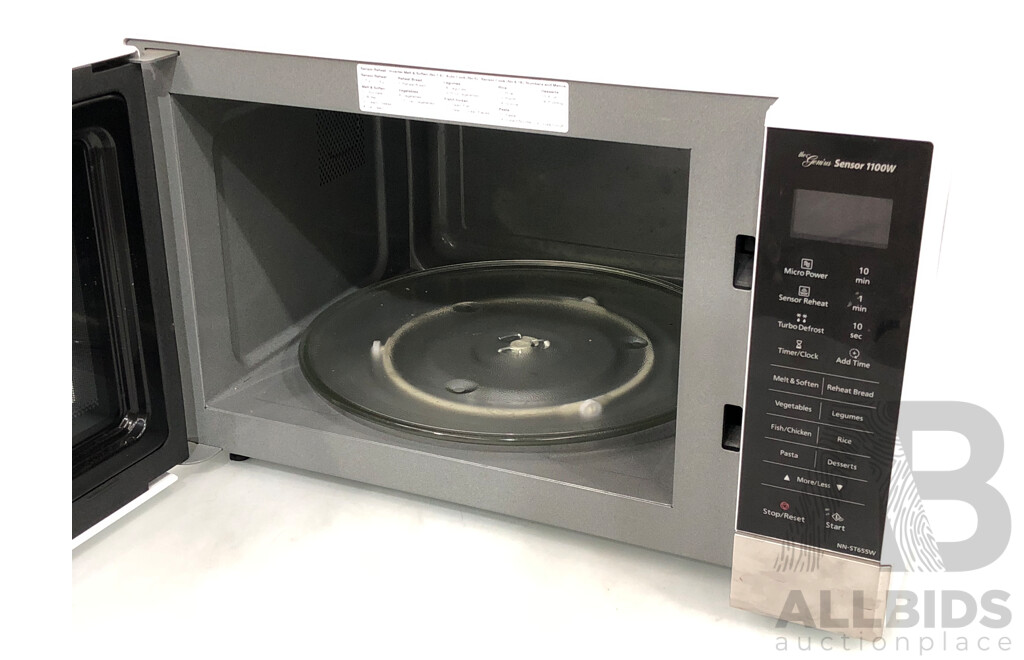 Panasonic Genius 32 Litre 1100W Microwave Oven - NN-ST655W