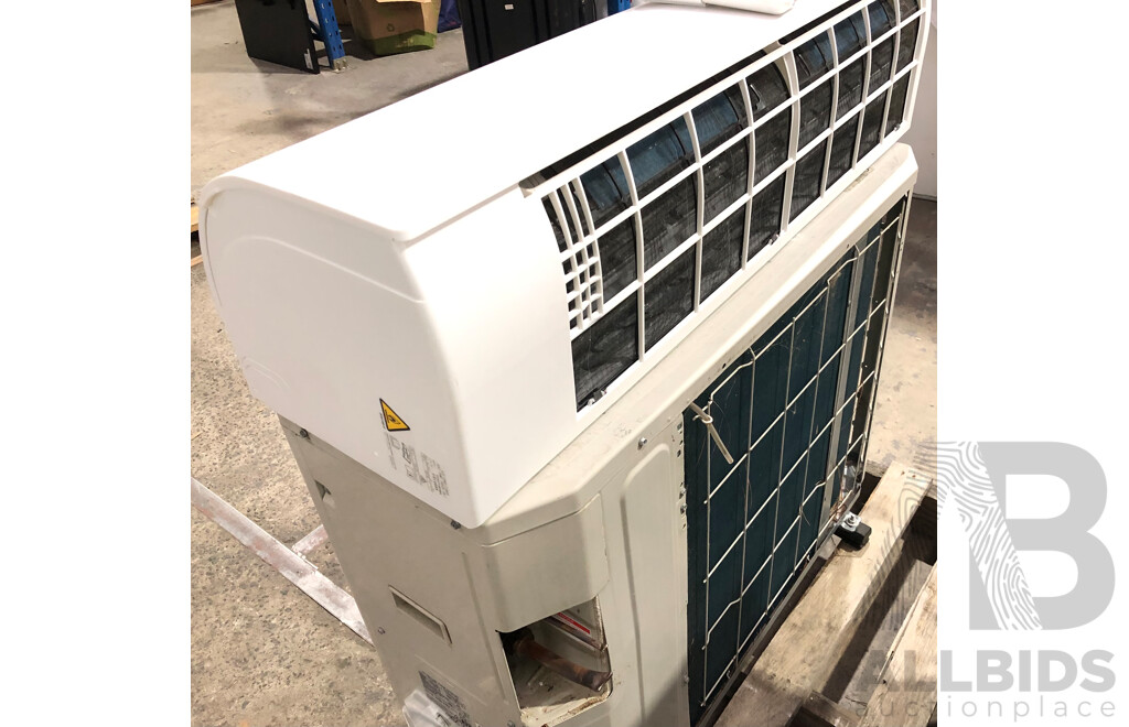 Daikin Split System Air Conditioner with Remote Control