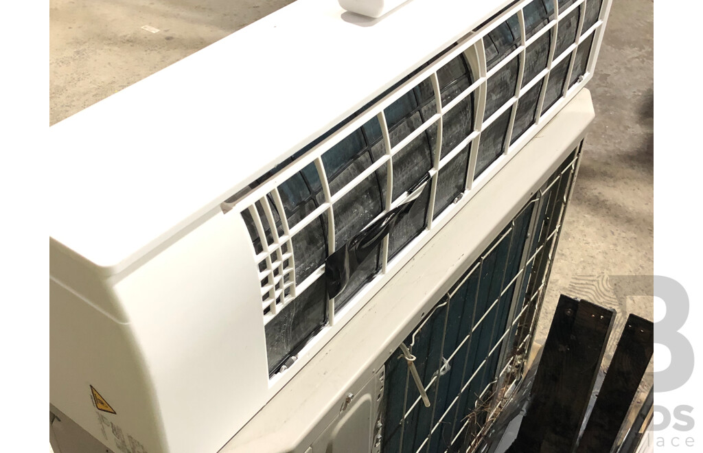 Daikin Split System Air Conditioner with Remote Control