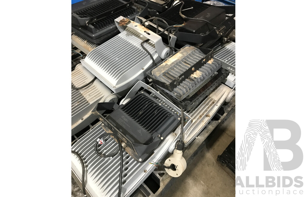Bulk Lot of Robus and SAL Tradestar Flood Lights