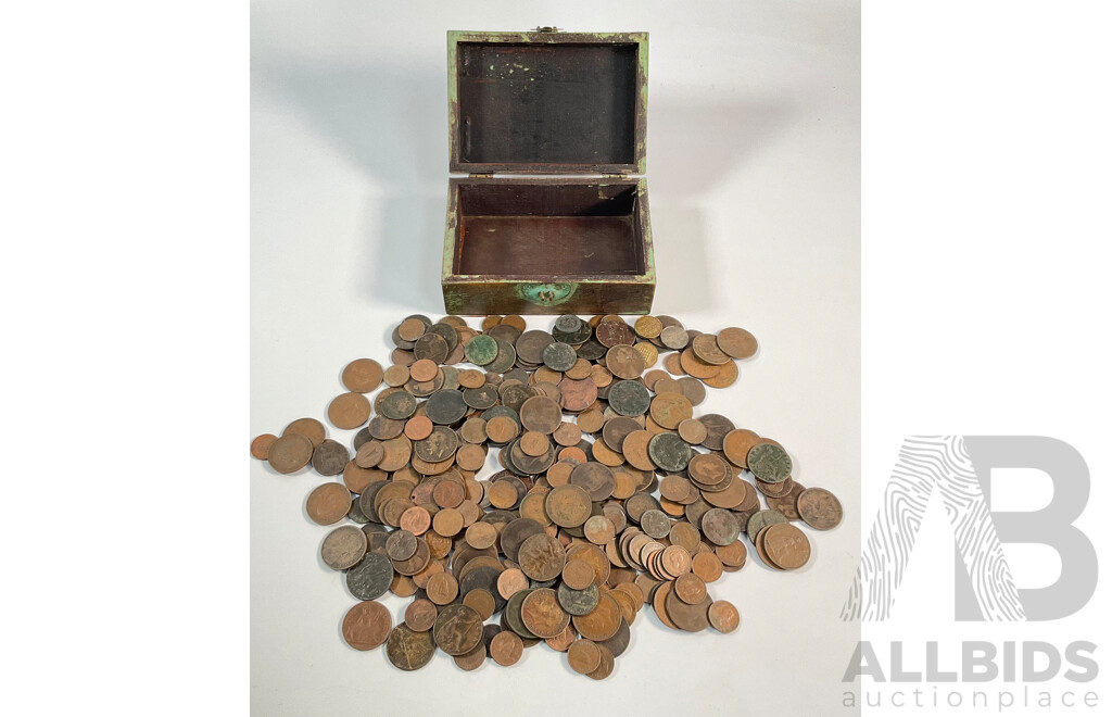 Collection of United Kingdom Pennies, Half Pennies and Farthings Spanning QV to QE2 - Approximately 1.7 Kilograms