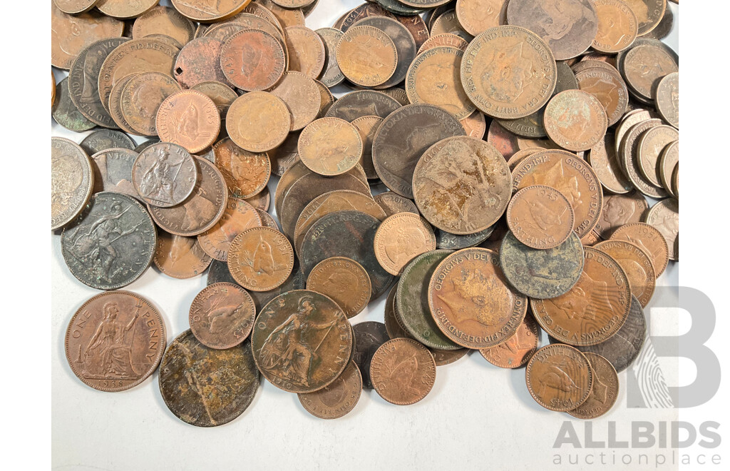 Collection of United Kingdom Pennies, Half Pennies and Farthings Spanning QV to QE2 - Approximately 1.7 Kilograms