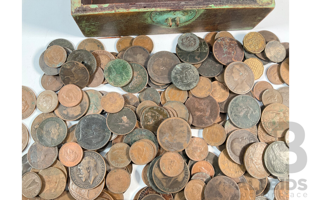 Collection of United Kingdom Pennies, Half Pennies and Farthings Spanning QV to QE2 - Approximately 1.7 Kilograms