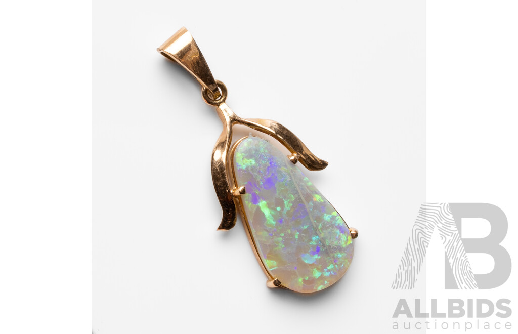 14ct Yellow Gold Opal Pendant & 9ct Yellow Gold Opal Earrings Set