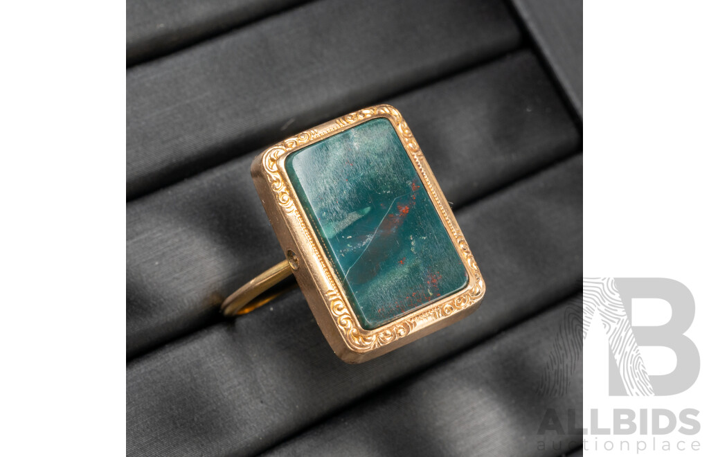 14/18ct Ring with Rectangle Nephrite Jade - Size Z