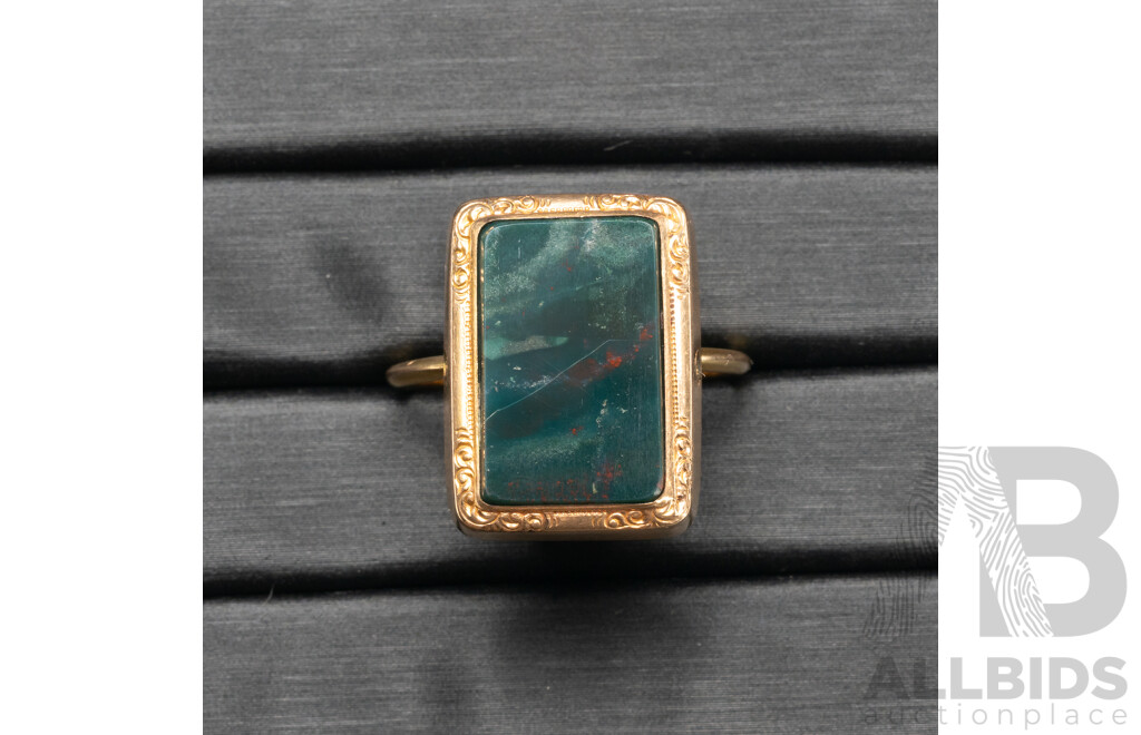 14/18ct Ring with Rectangle Nephrite Jade - Size Z