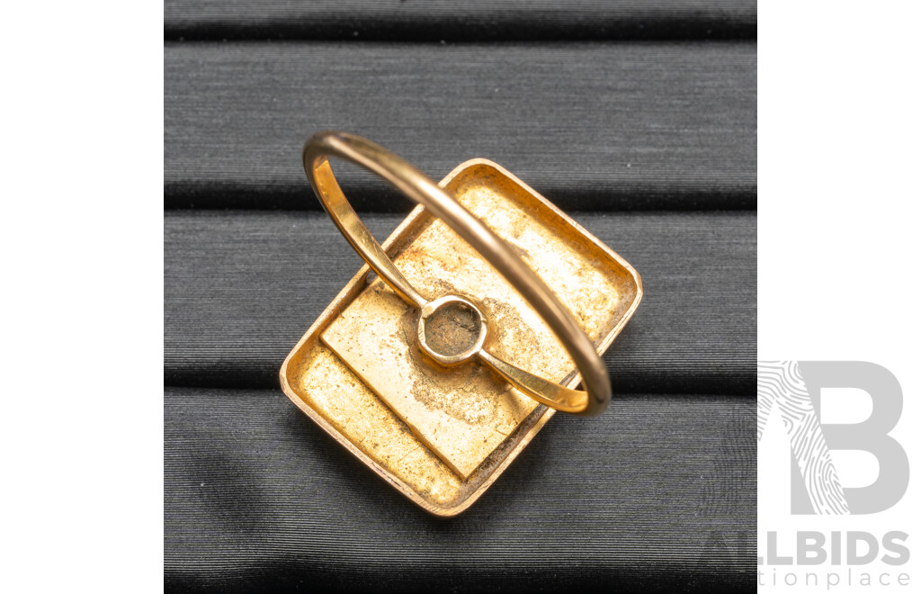 14/18ct Ring with Rectangle Nephrite Jade - Size Z