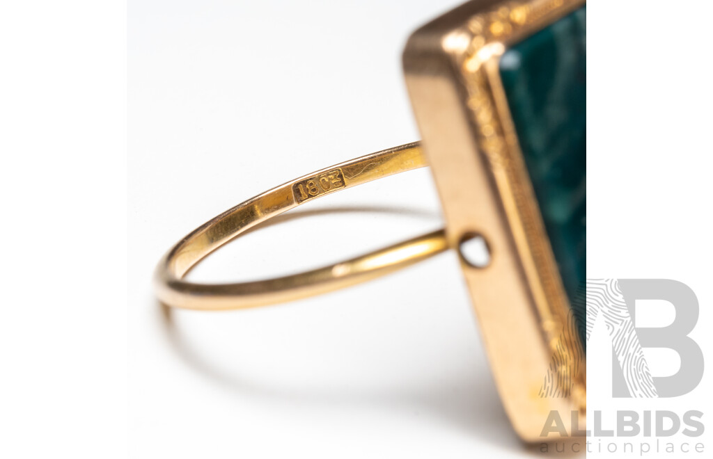 14/18ct Ring with Rectangle Nephrite Jade - Size Z