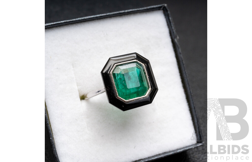 18ct White Gold Emerald & Onyx Dress Ring with Valuation - Size O