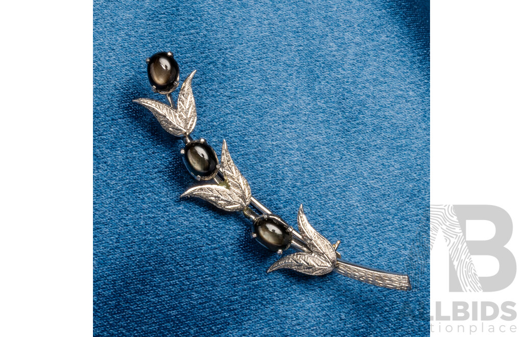 Vintage 18ct White Gold Plated Branch Brooch with 3x Oval Cabochon Smokey Topaz - 4.27gms