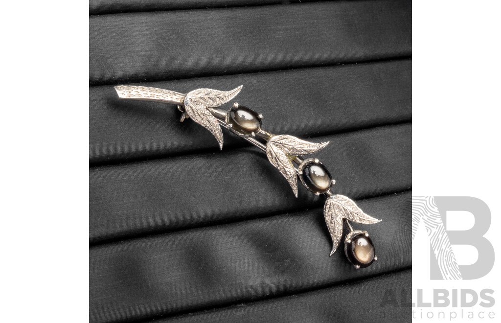 Vintage 18ct White Gold Plated Branch Brooch with 3x Oval Cabochon Smokey Topaz - 4.27gms