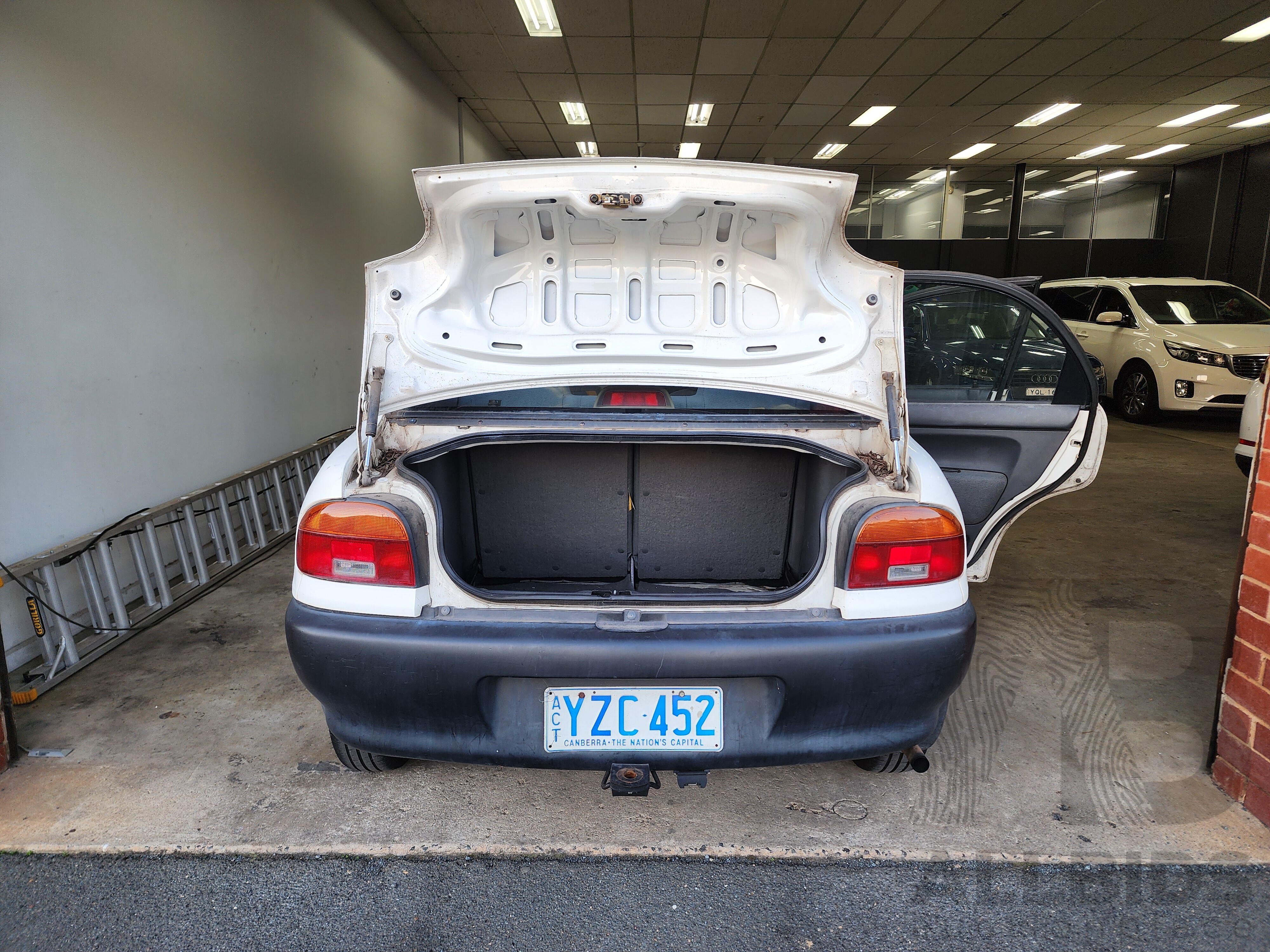 5/1995 Mazda 121   4d Sedan White 1.3L